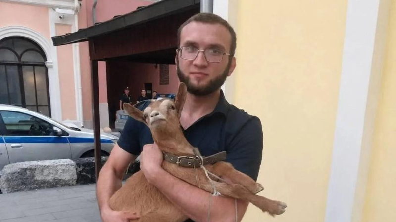Житель Москвы Магомед Магомедов выгуливал козу на Красной площади