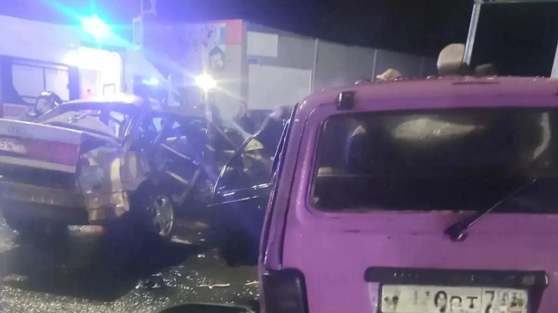 На месте столкновения двух автомобилей и мотоцикла под Светогорском Ленинградской области