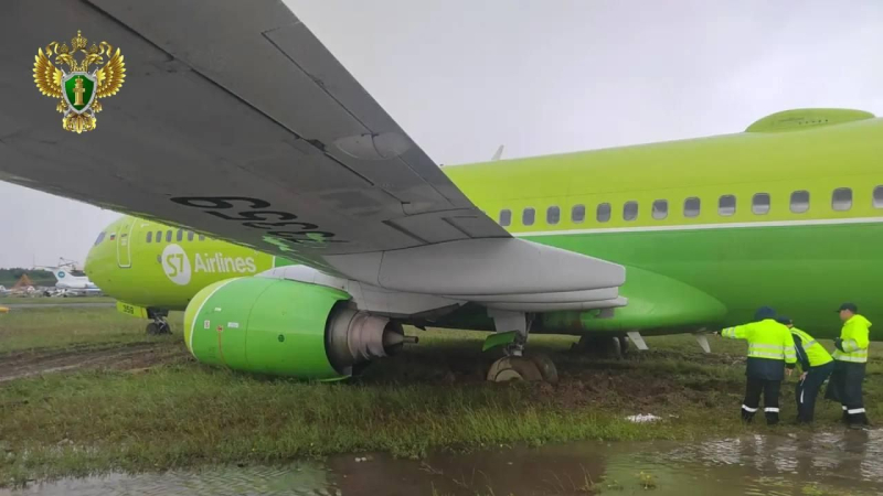Самолет компании S7 Airlines выкатился за пределы взлетно-посадочной полосы в аэропорту Мирный в Якутии