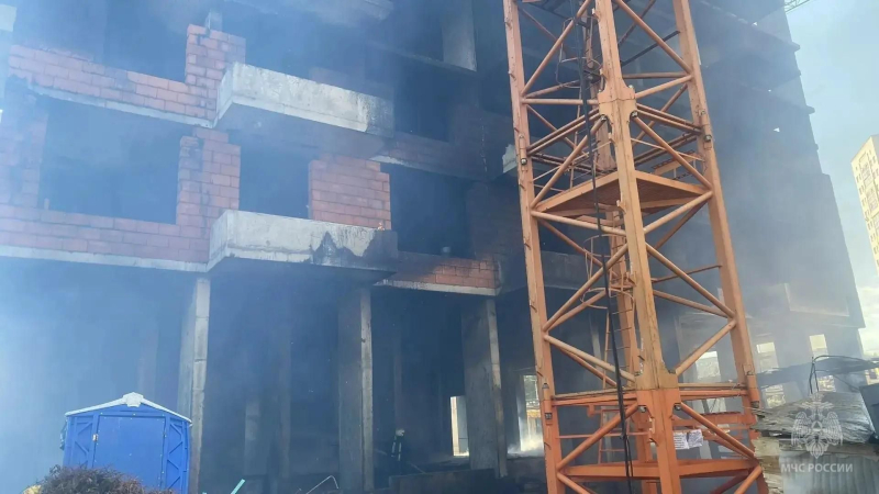 Ликвидация пожара в строящемся здании в Омске