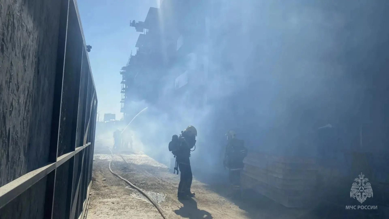 Ликвидация пожара в строящемся здании в Омске