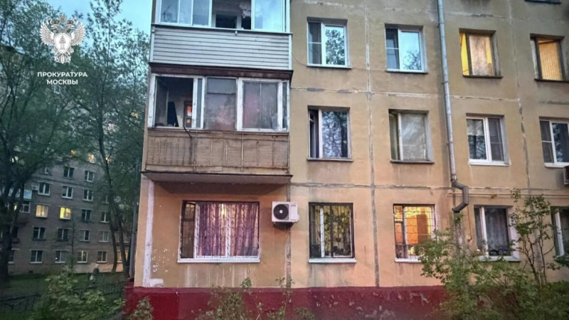 Пожар произошел в жилом доме на улице Степана Шутова в Москве