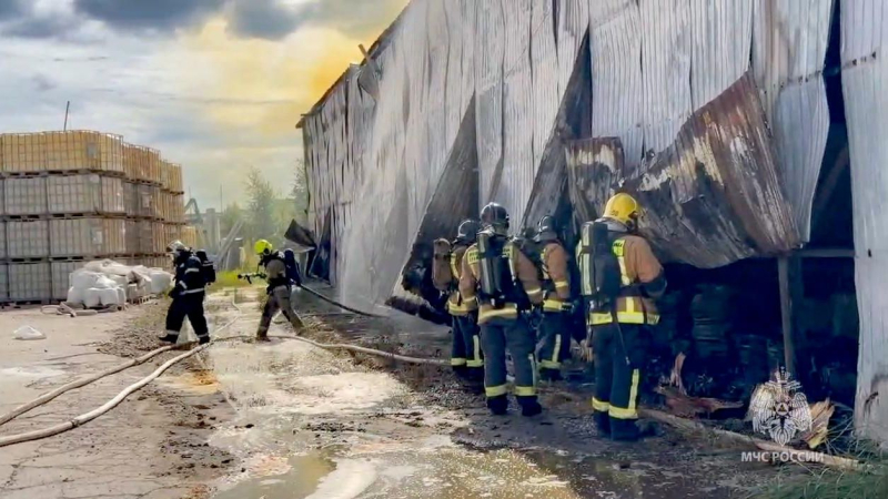 Ликвидация пожара в ангаре в Санкт-Петербурге. 10 июля 2026