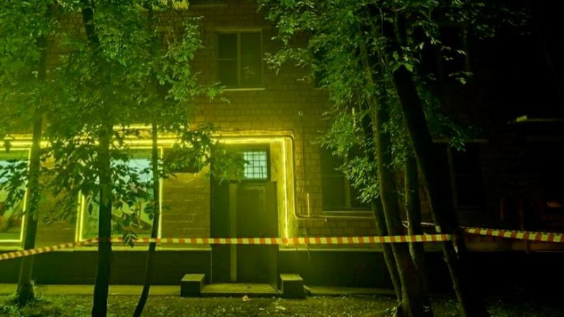 На месте падения ребенка из окна четвертого этажа дома на юго-западе Москвы. 26 июля 2026