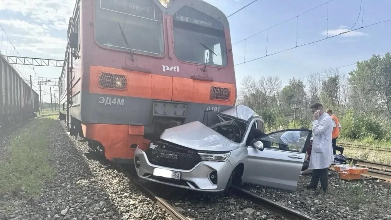Последствия столкновения автомобиля с пригородным поездом в Сызранском районе Самарской области. 26 июля 2026