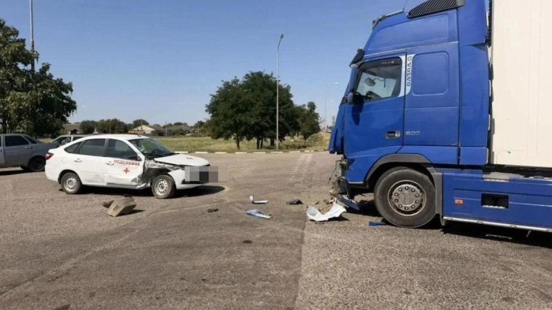 Автомобиль скорой помощи столкнулся с грузовиком на автодороге в Ставропольском крае
