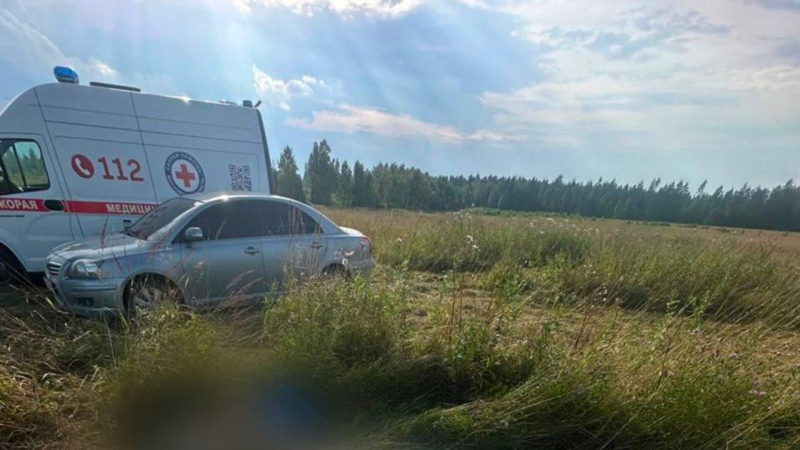 Экстренные службы на месте гибели мужчины при выполнении прыжка с парашютом в Подмосковье