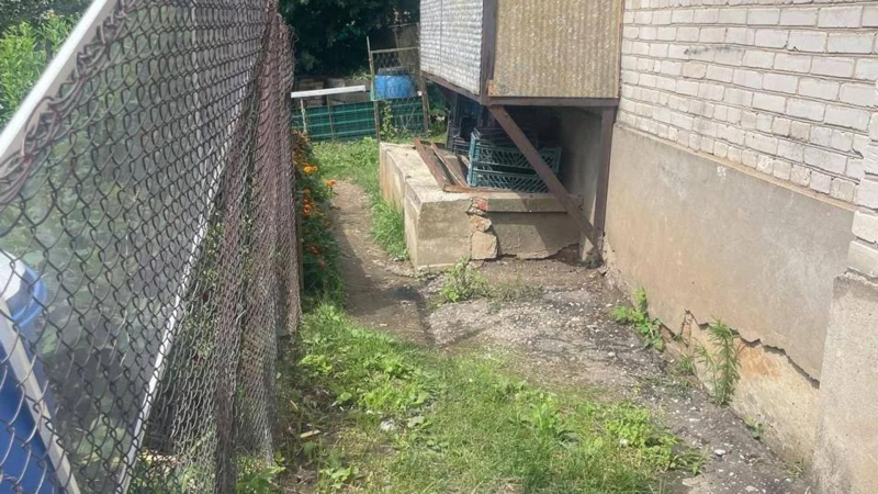 На месте происшествия, где двухлетний ребенок выпал из окна дома в поселке базы отдыха в подмосковном Одинцовском городском округе