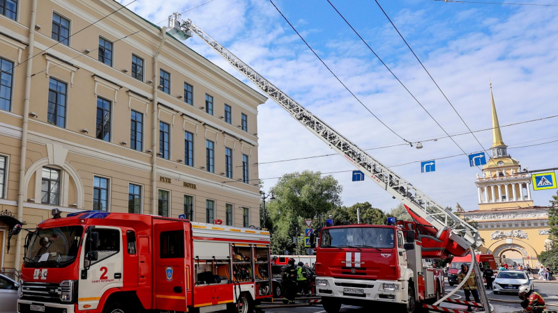 Тушение пожара на крыше исторического особняка на Адмиралтейском проспекте в Санкт-Петербурге