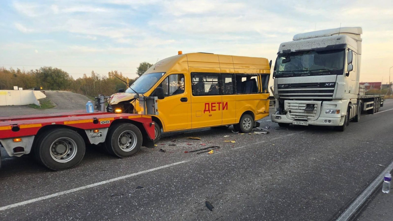 На месте ДТП с участием двух большегрузов и пассажирского автобуса с детьми в Дальнереченске. 4 октября 2025