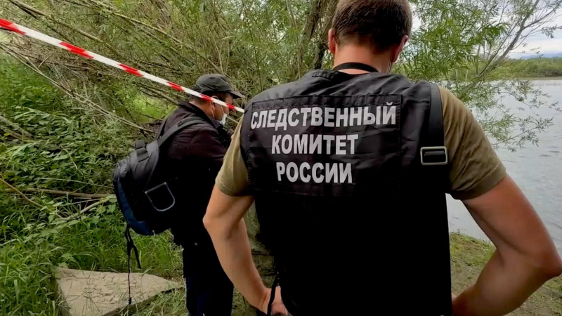Следователи осматривают тела погибших девочек в Туве