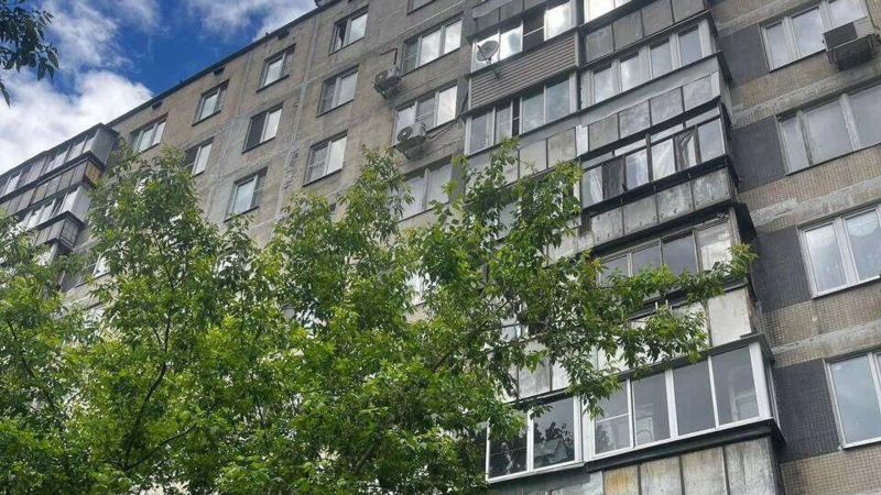 Пятилетний ребенок выпал из окна квартиры на девятом этаже дома в Студеном проезде в Москве