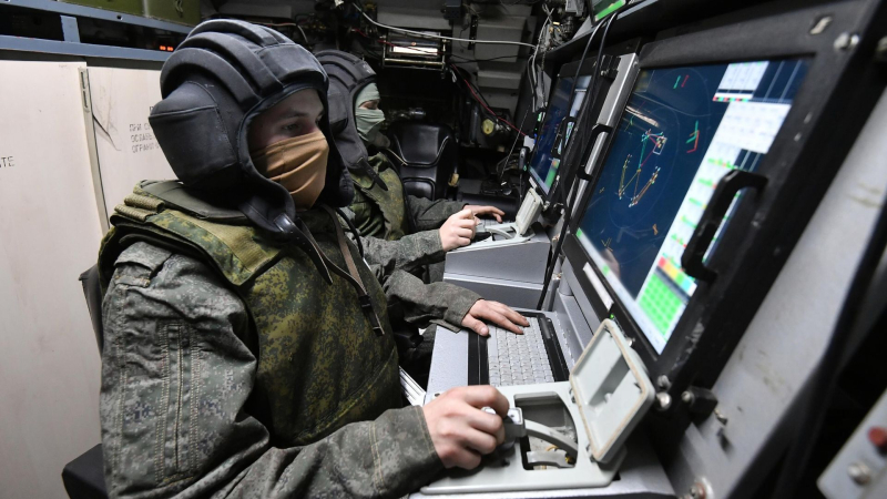 Военнослужащие России на рабочих местах в машине боевого управления сил противовоздушной обороны