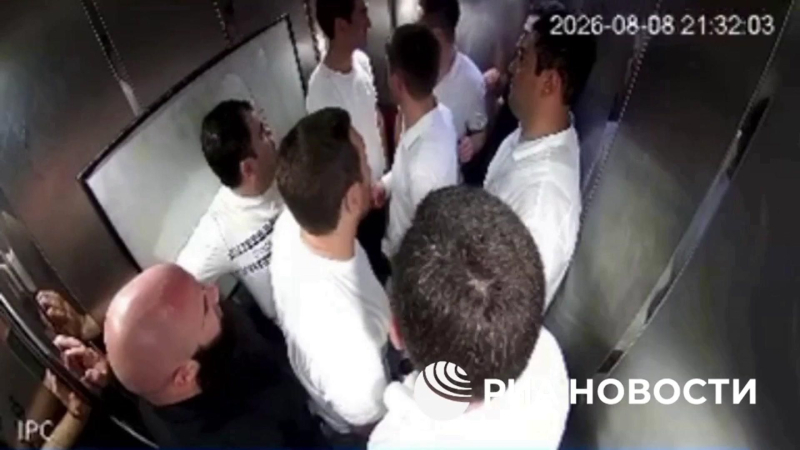 Момент падения лифта с людьми в Махачкале