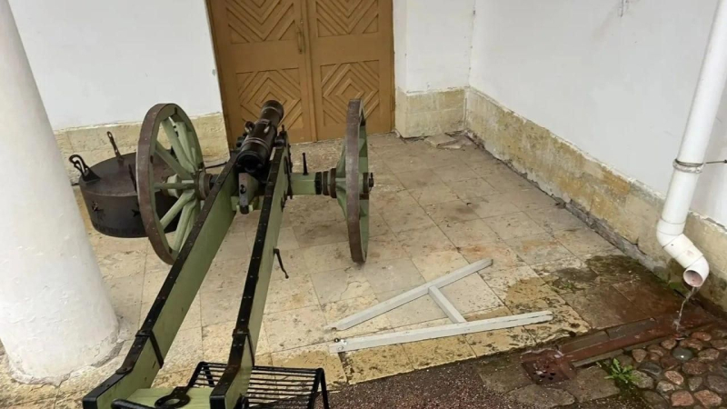 Мужчина в нетрезвом виде переместил артиллерийское орудие в Приоратском дворце в Ленобласти
