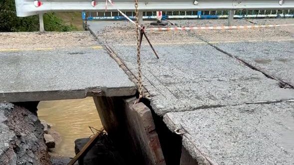 Частичное обрушение моста на участке дороги между населенными пунктами Лубянка и Орловка в Михайловском округе Приморья