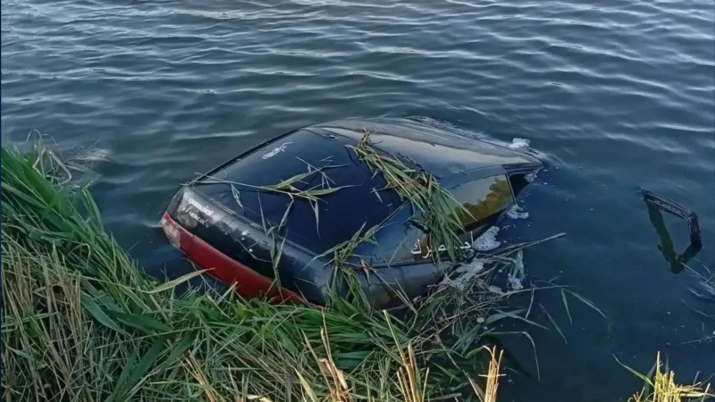 Автомобиль, съехавший в пруд в Саратовской области