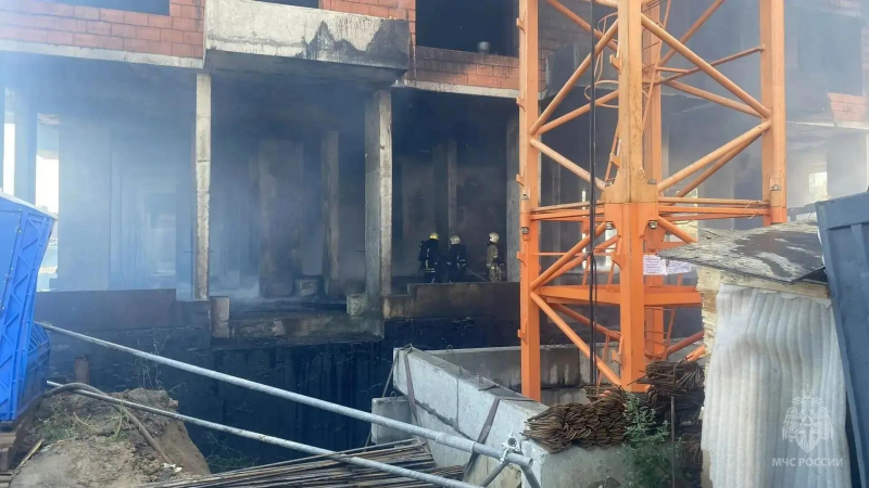 Ликвидация пожара в строящемся здании в Омске