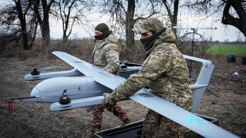 Украинские военные перед запуском БПЛА Poseidon H10