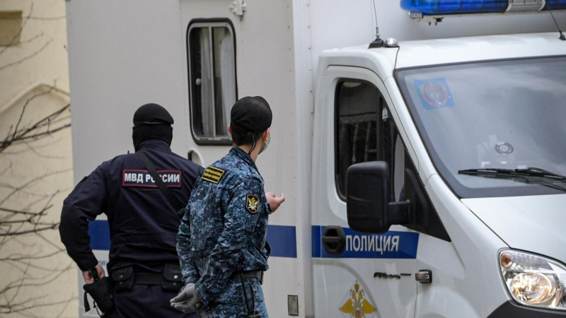 Полицейские у фургона