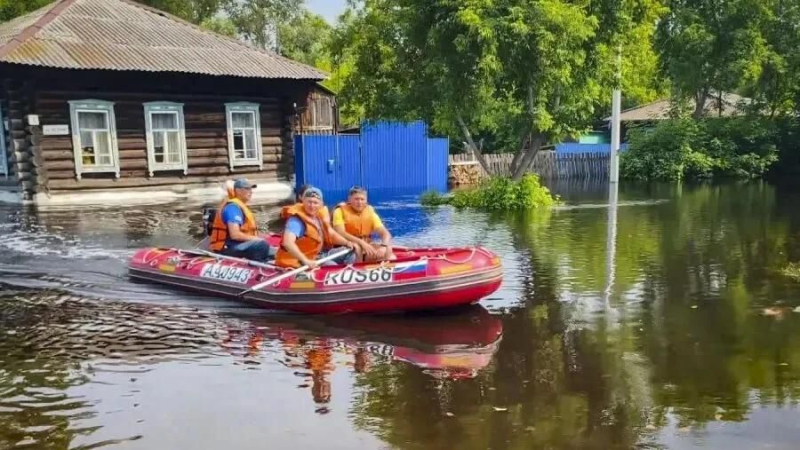 Сотрудники МЧС России во время ликвидации последствий дождевого паводка